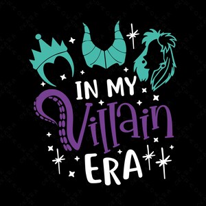 Może przedstawiać: Czarny projekt graficzny z tekstem "IN MY Villain ERA" w kolorze białym i fioletowym. Projekt zawiera turkusowe ilustracje korony, rog&oacute;w i profilu, wraz z akcentami gwiazd.