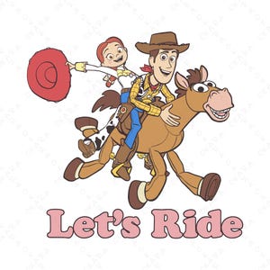 Puede incluir: Ilustraci&oacute;n de dibujos animados con Woody y Jessie de Toy Story montados a caballo. Woody lleva sombrero y chaleco de vaquero, mientras que Jessie sostiene un sombrero rojo. El texto "Let's Ride" es rosa.