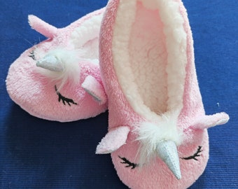 Knemksplanet Toddler Boys Girls Fuzzy Slippers Kids Cute Cartoon Unicorn Dinosaur Bunny Shoes Non-Slip Animals Fluffy Plush House Slippers Fur Lined Warm Indoor Bedroom Shoes 