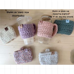May include: Six crochet cup sleeves in various colours including cream, lavender, light pink, teal, variegated pink, and light grey. Two sleeves are shown on clear cups, with text noting Venti size and a 22.86 cm circumference measurement.