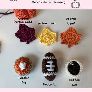 Puede incluir: Un conjunto de seis clips de ventilaci&oacute;n tejidos a ganchillo con motivos de oto&ntilde;o y Acci&oacute;n de Gracias. Incluye una hoja morada, amarilla y naranja, un pastel de calabaza, un bal&oacute;n de f&uacute;tbol americano y una taza de caf&eacute;. Texto: Fall/Thanksgiving Vent Clips.