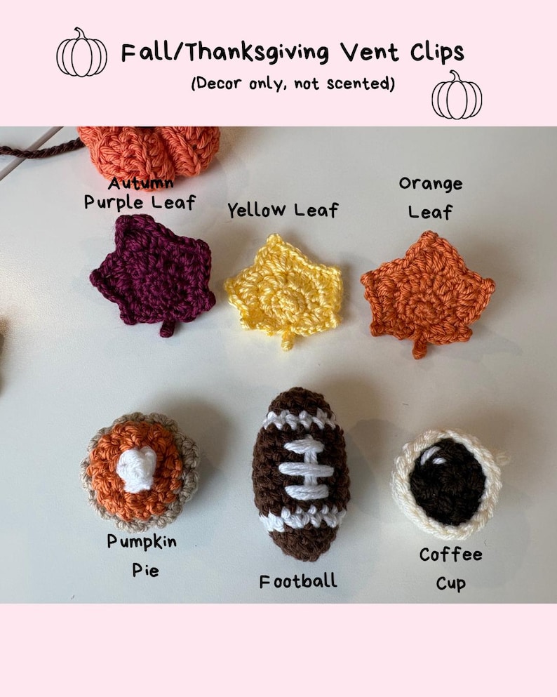 Puede incluir: Un conjunto de seis clips de ventilaci&oacute;n tejidos a ganchillo con motivos de oto&ntilde;o y Acci&oacute;n de Gracias. Incluye una hoja morada, amarilla y naranja, un pastel de calabaza, un bal&oacute;n de f&uacute;tbol americano y una taza de caf&eacute;. Texto: Fall/Thanksgiving Vent Clips.