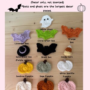 Puede incluir: Una colecci&oacute;n de clips de ventilaci&oacute;n de ganchillo para oto&ntilde;o y Halloween que incluye un fantasma blanco, murci&eacute;lagos en lavanda, verde c&iacute;trico, naranja y negro, un sombrero negro con acento morado, ma&iacute;z dulce y calabazas en amarillo sol, salvia, blanco brillante, crema, naranja y rosa melocot&oacute;n.