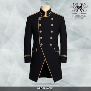 Puede incluir: Un abrigo negro de estilo militar con ribetes y botones dorados. El abrigo presenta un cuello alto y un diseño cruzado. El logotipo de The Heritage Attire es visible. Las palabras "ORDER NOW" están en la parte inferior.