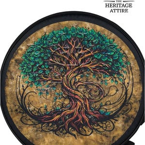 Può includere: Oggetto decorativo rotondo con cornice nera con un'illustrazione dettagliata di un albero con foglie verdi, rami rossi e gialli e radici marroni. Lo sfondo è di colore marrone screziato. Il logo The Heritage Attire è in alto.