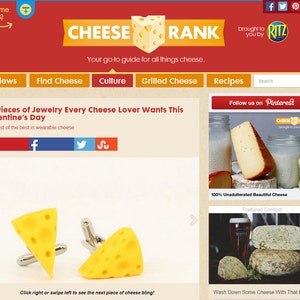 Puede incluir: Un sitio web llamado "Cheese Rank" con un logotipo de cu&ntilde;a de queso amarillo. El sitio web presenta art&iacute;culos sobre queso, recetas y una secci&oacute;n llamada "23 piezas de joyer&iacute;a que todo amante del queso quiere este D&iacute;a de San Valent&iacute;n". El art&iacute;culo presenta un par de gemelos de queso amarillo.