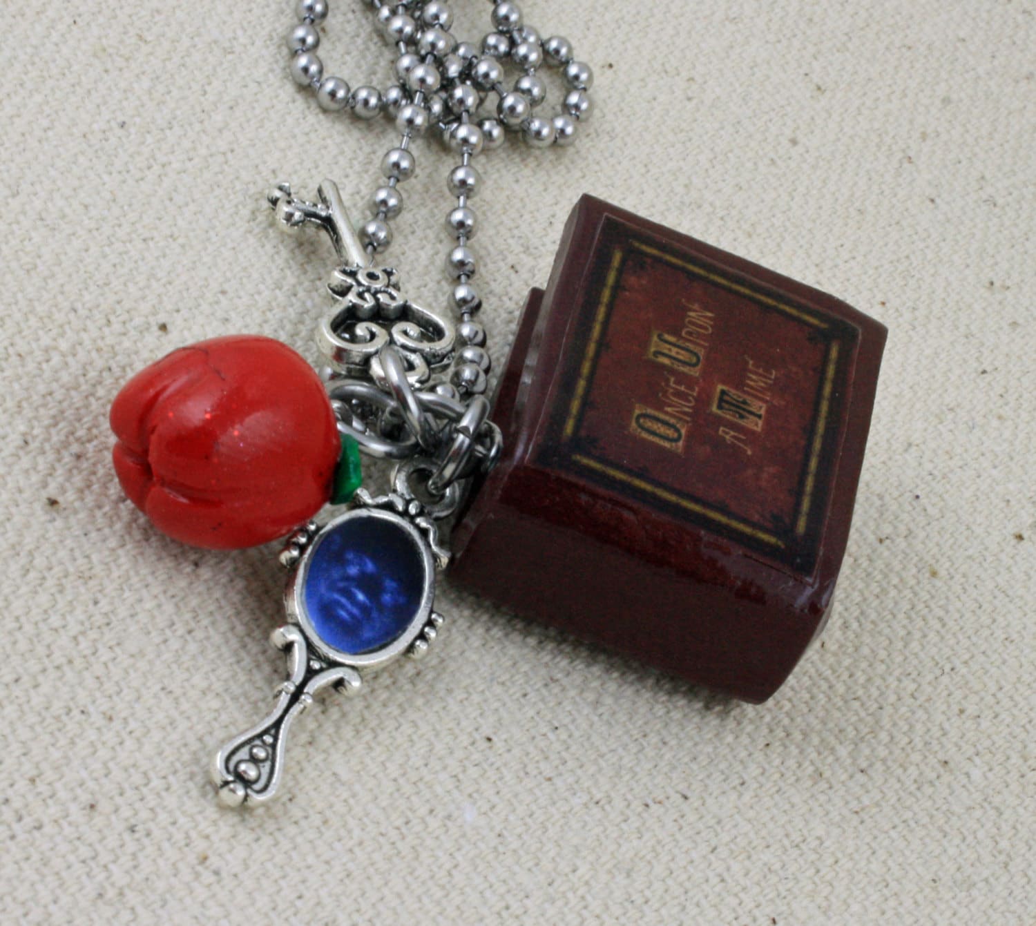 act one age　藤家和依　Apple necklace Vintage Avon Red Lucite Apple Necklace Rhinestone Accents 30