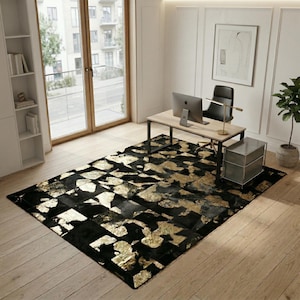 Könnte beinhalten: Ein schwarz-goldener Teppich mit Muster in einem Büroumfeld. Der Teppich hat ein geometrisches Design mit Goldblatt-Akzenten. Das Büro umfasst einen Schreibtisch, einen Stuhl, einen Computer und einen Metallschrank. Eine Topfpflanze steht in der Ecke.
