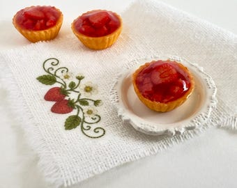 Tartelletta alla fragola in miniatura in scala 1:12 – Dessert estivo per la tavola del tè in casa delle bambole, set di mini pasticceria