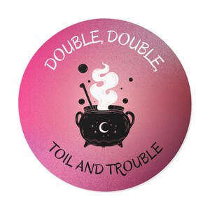Sticker rond en vinyle rose - Double, Double, Toil and Trouble | Stickers pour ordinateur portable | Accessoires techniques | Produits magiques