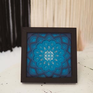 Blauwe mandala-houtkunst – 7 lagen lasergesneden muurdecoratie – Boho-meditatiecadeau – Handgemaakt zenkameraccent – Gratis expresverzending