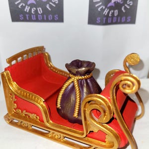 Santa&#39;s Sleigh and Reindeer
