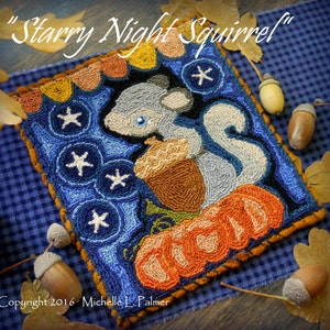 Könnte beinhalten: Ein Nadelbild, das ein graues Eichhörnchen zeigt, das eine Eichel hält, vor einem blauen Sternenhimmel und orangefarbenen Kürbissen. Das Bild ist mit einem braunen Rahmen versehen und der Text "Starry Night Squirrel" ist über dem Bild geschrieben. Der Text "Copyright 2016 Michelle L. Palmer" ist unter dem Bild geschrieben.