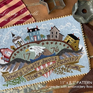Può includere: Un tessuto rettangolare realizzato con la tecnica punch needle raffigurante un'aquila calva, un villaggio e il testo "Where Liberty dwells there is my country" con "1776". Il pezzo è bordato da piccoli pon-pon color cuoio e misura 27,9 cm per 21,6 cm.