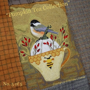 Könnte beinhalten: Ein Nadelbild, das einen weißen Kürbis in einer gelben Teetasse mit einer Biene an der Seite zeigt. Ein kleiner Vogel sitzt auf dem Kürbis. Das Kunstwerk trägt den Titel "Pumpkin Tea Collection" und ist mit "No. 5 of 5" nummeriert.