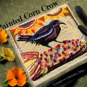 Puede incluir: Una obra de arte de punto de aguja que representa un cuervo negro posado sobre una mazorca de maíz estilizada y colorida. El fondo presenta un girasol amarillo y naranja con acentos rojos y naranjas. La obra de arte se titula "Painted Corn Crow" y está protegida por derechos de autor 2016 por Michelle L. Palmer.