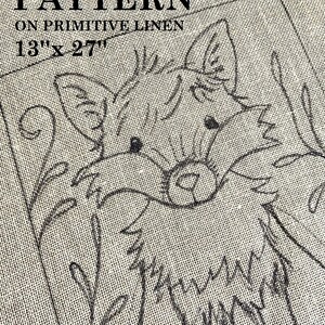 Pu&ograve; includere: Uno schema di uncinetto per tappeti in bianco e nero di una volpe su uno sfondo di lino beige. Lo schema misura 13 pollici per 27 pollici. Il testo "RUG HOOKING PATTERN ON PRIMITIVE LINEN 13" X 27"  Copyright Michelle L Palmer" &egrave; visibile nell'immagine.