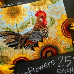 Puede incluir: Patrón de aguja de punzón con un gallo de pie en un campo de girasoles. El gallo es marrón, rojo y gris con una gran cresta roja. Los girasoles son amarillos con centros marrones. El patrón está sobre un fondo azul claro. El texto "Punch Needle Pattern" está en la parte superior de la imagen. El texto "Sunflowers 25$ EACH" está en la parte inferior de la imagen.