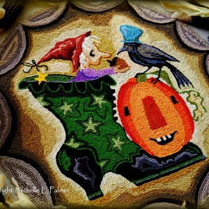 Puede incluir: Una bota verde con estrellas, un gnomo vestido de morado, un cuervo negro con un sombrero azul y una calabaza tallada con una sonrisa de dientes. La escena está bordada en una alfombra colorida.