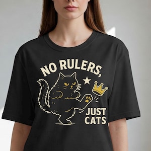 アメリカに王はいない黒猫シャツ、王はいないシャツ、面白い政治ミームTシャツ、愛国的なシャツ、自由の女神シャツ、社会正義シャツ