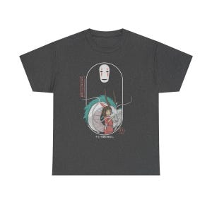 Puede incluir: Camiseta gris oscuro con un estampado gr&aacute;fico de un esp&iacute;ritu blanco con cara, una ni&ntilde;a y un drag&oacute;n. El texto japon&eacute;s dice "El esp&iacute;ritu del bosque" y "El esp&iacute;ritu del ni&ntilde;o".