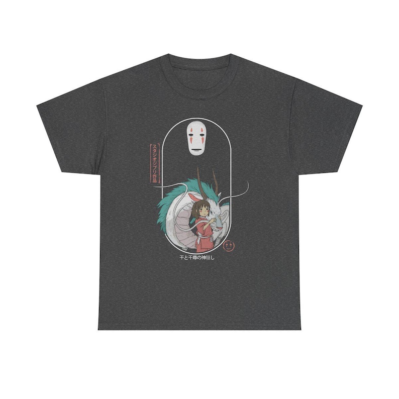 Puede incluir: Camiseta gris oscuro con un estampado gr&aacute;fico de un esp&iacute;ritu blanco con cara, una ni&ntilde;a y un drag&oacute;n. El texto japon&eacute;s dice "El esp&iacute;ritu del bosque" y "El esp&iacute;ritu del ni&ntilde;o".