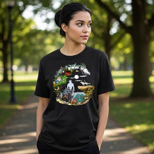 Pu&ograve; includere: T-shirt nero con un design grafico circolare e colorato. Il design include un drago bianco, figure e edifici. La maglietta a maniche corte &egrave; realizzata in materiale morbido.