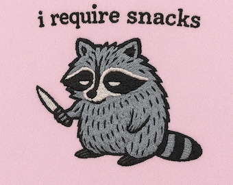 Camiseta de mapache bordada "I Require Snacks", divertida, regalo para amantes de los animales, acogedora camiseta de gremlin con bocadillos, linda camiseta con estampado de animales.