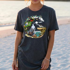 Pu&ograve; includere: T-shirt grigio scuro con un design grafico colorato. Il design include un drago bianco, personaggi e scene di un film d'animazione. La maglietta &egrave; realizzata in materiale morbido e ha maniche corte.