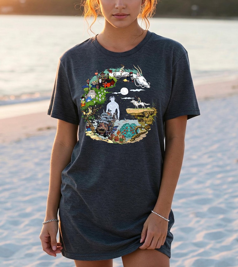 Pu&ograve; includere: T-shirt grigio scuro con un design grafico colorato. Il design include un drago bianco, personaggi e scene di un film d'animazione. La maglietta &egrave; realizzata in materiale morbido e ha maniche corte.