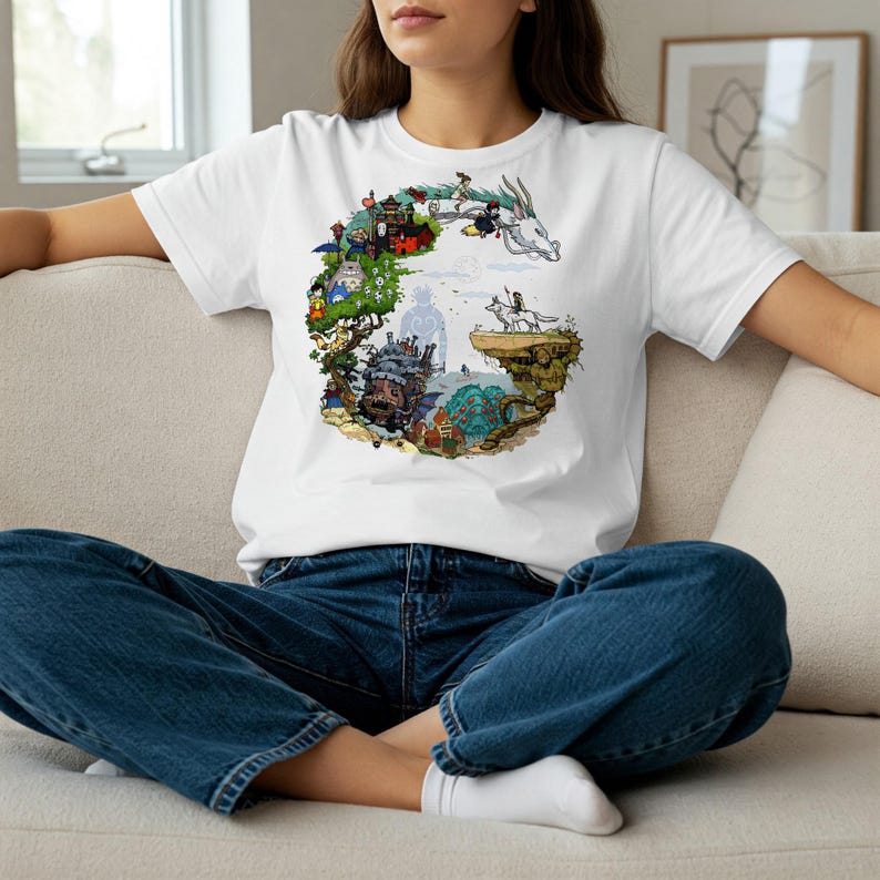 Pu&ograve; includere: T-shirt bianca con un design grafico colorato a forma di "G". Il design include vari personaggi e scene animate. La maglietta &egrave; realizzata in materiale morbido ed &egrave; adatta per l'abbigliamento casual.