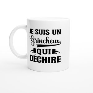 Könnte beinhalten: Weiße Keramiktasse mit schwarzem Text, der "Je suis un Grincheux qui déchire" lautet.