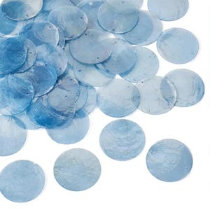 Puede incluir: Un conjunto de lentejuelas redondas de color azul claro con un brillo nacarado. Cada lentejuela tiene un pequeño agujero para ensartar. Las lentejuelas están dispersas sobre un fondo blanco, creando un efecto brillante.