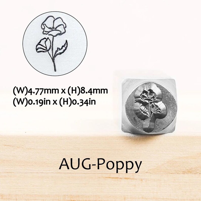 Pode incluir: Um carimbo de metal com um desenho de flor de papoula. O carimbo tem 4,77 mm de largura e 8,4 mm de altura. O texto "AUG-Poppy" est&aacute; abaixo do carimbo. Uma imagem circular da flor de papoula tamb&eacute;m &eacute; mostrada.