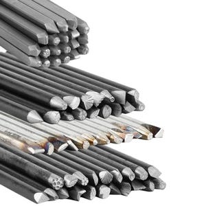 Puede incluir: Primer plano de varios sellos metálicos con diversos diseños de punta. Los sellos están dispuestos en pilas, mostrando diferentes formas y patrones en sus superficies de golpeo. Las herramientas son plateadas y negras, con un enfoque en la detallada artesanía de cada sello.