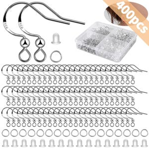 Peut inclure: Un ensemble de fournitures pour la fabrication de boucles d'oreilles argentées, comprenant des crochets, des fermoirs, des anneaux de jonction et un petit récipient en plastique rempli de divers composants. Le texte "400pcs" est également visible.