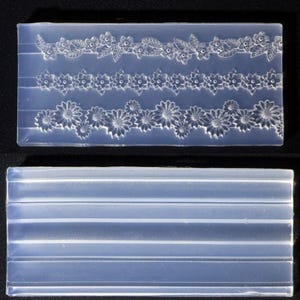 Op de afbeelding: Twee doorzichtige siliconen mallen. De bovenste mal heeft drie bloemmotieven: een slinger van bladeren en bloemen, een rij kleine bloemen en een rij zonnebloemen. De onderste mal heeft horizontale lijnen. Ideaal voor knutselen of bakken.