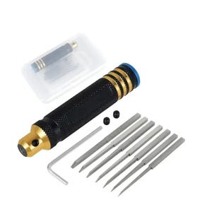 Puede incluir: Un juego de destornilladores hexagonales negro y dorado con una tapa azul, una caja de plástico transparente y varias limas de metal plateado. El juego incluye una llave Allen pequeña y dos tornillos negros pequeños. El mango tiene un agarre texturizado.