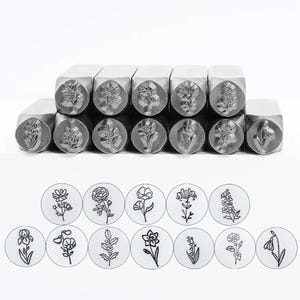 Pode incluir: Um conjunto de carimbos de metal com v&aacute;rios desenhos florais. Cada carimbo tem uma pega quadrada e uma cabe&ccedil;a circular com um desenho floral detalhado. A imagem tamb&eacute;m mostra as impress&otilde;es carimbadas de cada flor.