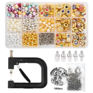 Op de afbeelding: Een doorzichtige plastic organizer gevuld met diverse kralen, parels en decoratieve versieringen in meerdere kleuren en stijlen. Inclusief een zwarte klinknagelpers, zilveren klinknagels en een zakje kleine zilveren studs. De tekst "1000 stuks" is zichtbaar.