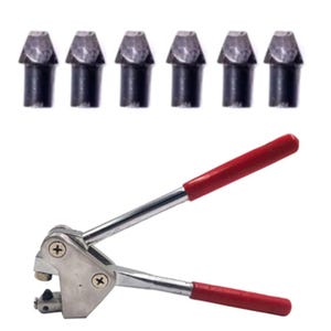 Könnte beinhalten: Eine Auswahl von sechs Bleipellets und ein Metallcrimpwerkzeug mit roten Griffen. Die Pellets sind dunkelgrau mit einer facettierten Oberseite. Das Crimpwerkzeug ist silberfarben mit roten Griffen.