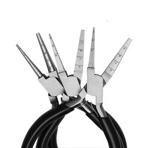 Puede incluir: Juego de alicates para hacer joyas con mangos negros y cabezas de metal plateado. Los alicates tienen marcas numeradas para mediciones precisas. Herramientas para dar forma y manipular alambre y otros componentes pequeños.