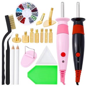 Könnte beinhalten: Ein komplettes Strass-Kunst-Set mit Werkzeugen und Zubehör. Enthält eine Vielzahl farbiger Strasssteine, einen Hotfix-Applikator, eine Pinzette, Bleistifte und eine Bürste. Das Set enthält auch eine grüne und eine weiße Schale zum Ordnen der Strasssteine.