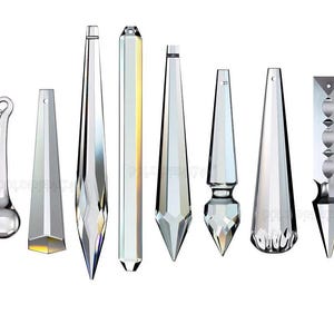 Puede incluir: Una colección de colgantes de cristal transparente para lámparas de araña en varias formas. Los colgantes incluyen gotas, prismas facetados y diseños alargados de carámbanos. Cada colgante está diseñado para reflejar la luz, creando un efecto brillante.