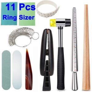 Op de afbeelding: Een 11-delige ringmatenset. De set bevat een ringschacht, een ringmatenmeter, een ringmatenriem, een ringhamer, een ringrekker, ringmatensticks en een set ringmatenmeters. De tekst "11 Pcs Ring Sizer" is zichtbaar.