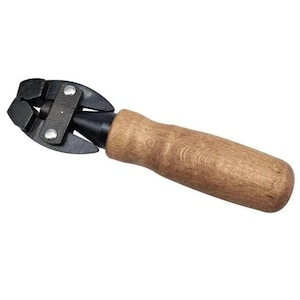 Puede incluir: Una herramienta de metal negro con mango de madera. La herramienta tiene un mecanismo de agarre en el extremo y un mango de madera marrón. La herramienta está diseñada para un propósito específico, probablemente relacionado con la conformación o manipulación de materiales.