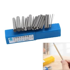 Puede incluir: Un juego de 36 varillas de bobinado sólidas de acero inoxidable de diferentes diámetros, dispuestas en una caja de plástico azul. Las varillas plateadas son cilíndricas y de varios tamaños, adecuadas para trabajos detallados. El texto en la caja indica los diámetros de las varillas.