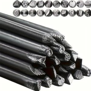 Pode incluir: Um conjunto de carimbos de metal com vários designs decorativos. Os carimbos têm cabos cinza escuro e padrões detalhados nas extremidades de estampagem, incluindo formas geométricas e motivos florais. Ideal para trabalhos em metal e joalharia.