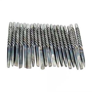 Op de afbeelding: Een set van 25 metalen gereedschappen met gedraaide handvatten. De gereedschappen zijn allemaal even lang en hebben een platte, puntige punt.