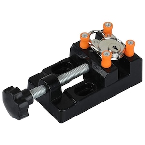 Könnte beinhalten: Ein schwarzer Metallschraubstock mit einer silbernen Schraube und einem schwarzen Griff. Der Schraubstock hält ein silbernes Vorhängeschloss mit orangefarbenen Pfosten. Der Schraubstock ist für das sichere Halten von Objekten konzipiert.